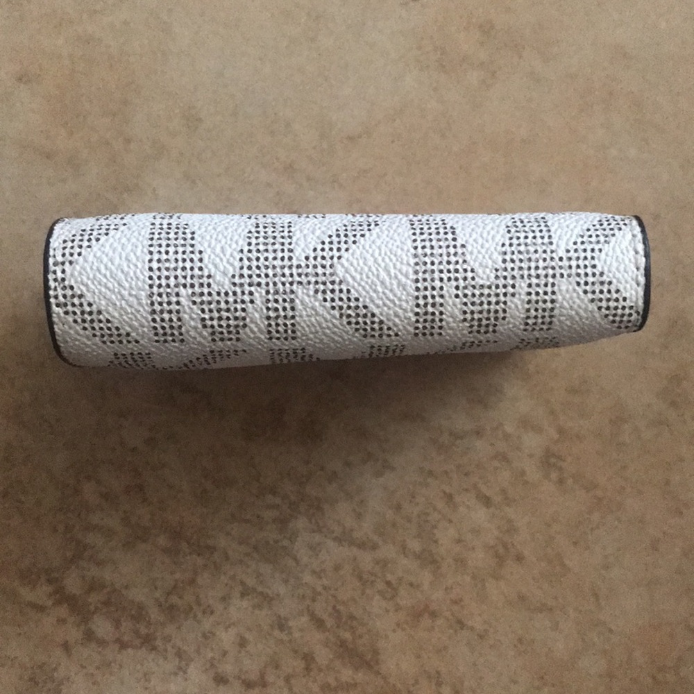Michael Kors Wallet - Picture 11 of 15